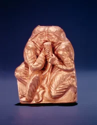 Plakette, die zwei Skythen zeigt, die ein Getränk teilen